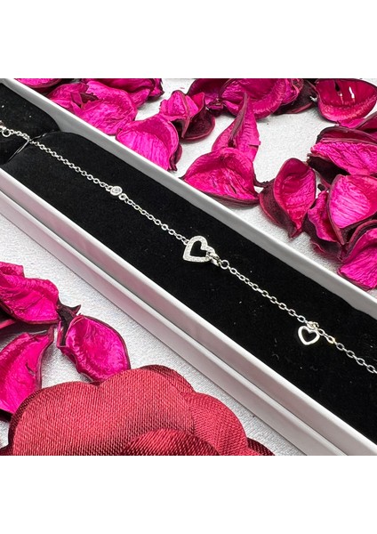 925 Ayar Gümüş Kalp Figürlü Kadın Bileklik – Zarif, Gümüş Rengi