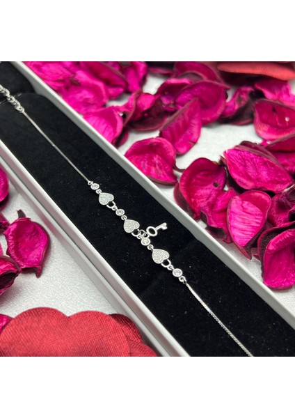 925 Ayar Gümüş Kalp ve Anahtar Figürlü Kadın Bileklik – Taşlı, Gümüş Rengi