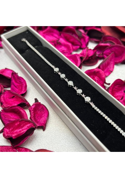 925 Ayar Gümüş Çiçek Motifli Kadın Bileklik – Taşlı, Gümüş Rengi