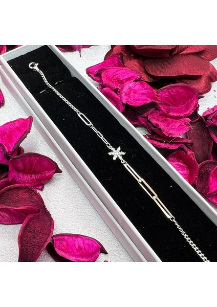 Yıldız Figürlü Kadın Bileklik 925 Ayar Gümüş Rodyum Kaplama Zirkon Taşlı Modern Tasarım