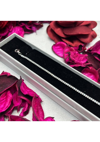 Taşlı Kadın Bileklik 925 Ayar Gümüş Rodyum Kaplama Zirkon Taşlı Şık Tasarım