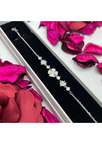 Yonca Figürlü Kadın Bileklik 925 Ayar Gümüş Rodyum Kaplama Zirkon Taşlı Şık Tasarım