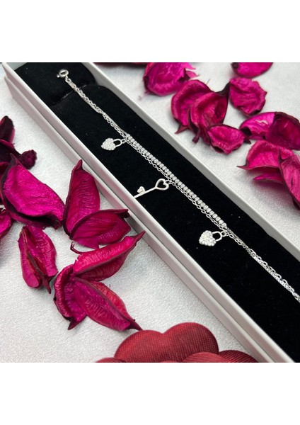 Kalp ve Anahtar Figürlü Kadın Bileklik 925 Ayar Gümüş Zirkon Taşlı