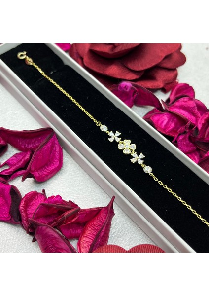 Yonca Figürlü Kadın Bileklik 925 Ayar Gümüş Altın Kaplama Zirkon Taşlı