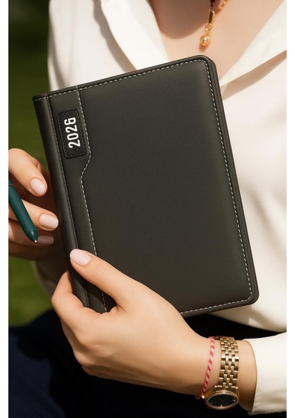 2026 Şık Tasarım Günlük Ajanda Siyah – Sert Kapaklı Masaüstü Planlayıcı