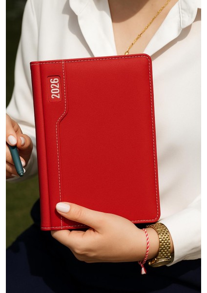 2026 Şık Tasarım Günlük Ajanda Kırmızı – Sert Kapaklı Masaüstü Planlayıcı