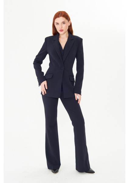 Lacivert Bele Oturan Blazer Ceket – Kadın Ofis Şıklığı Için Modern Kesim Takım Ceket Tasarımı