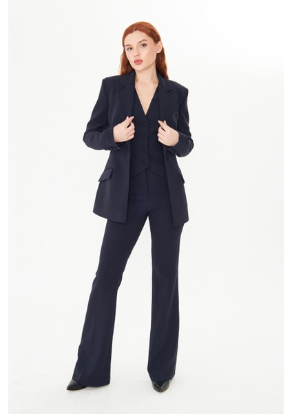 Lacivert Bele Oturan Blazer Ceket – Kadın Ofis Şıklığı Için Modern Kesim Takım Ceket Tasarımı modelleri