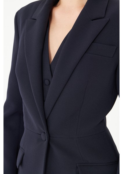 Lacivert Bele Oturan Blazer Ceket – Kadın Ofis Şıklığı Için Modern Kesim Takım Ceket Tasarımı fırsatları