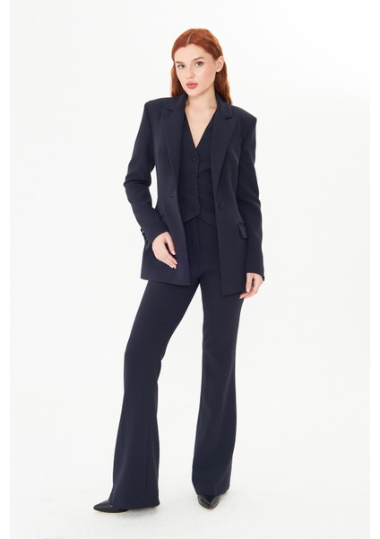 Lacivert Bele Oturan Blazer Ceket – Kadın Ofis Şıklığı Için Modern Kesim Takım Ceket Tasarımı