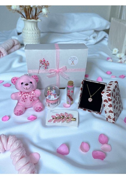 Iyi Ki Varsın Hediye Kutusu – Kalpli Kolye, Işıklı Kar Küresi, Peluş Ayıcık ve Dilek Şişesi
