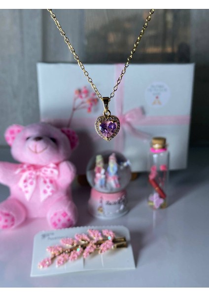 Iyi Ki Varsın Hediye Kutusu – Kalpli Kolye, Işıklı Kar Küresi, Peluş Ayıcık ve Dilek Şişesi