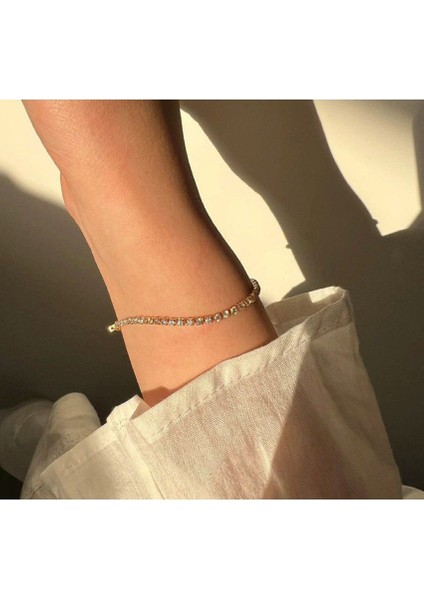 Şıklığı ve Zarafeti Bir Arada Sunan Taşlı Zincir Bileklik