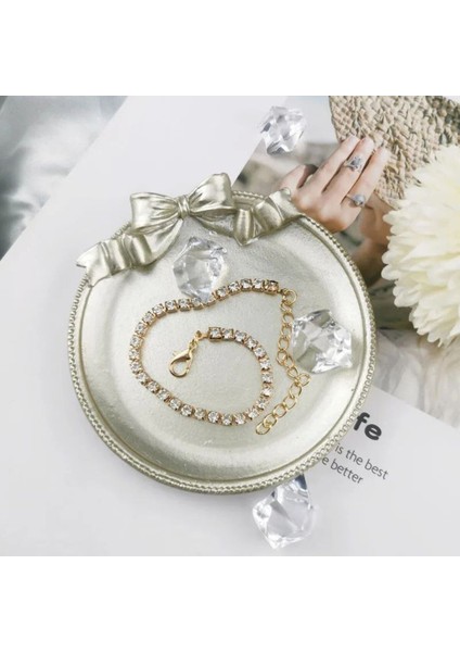 Şıklığı ve Zarafeti Bir Arada Sunan Taşlı Zincir Bileklik fırsatları