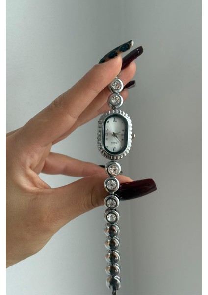 Misse Model Yuvarlak Kristal Taşlı Vintage Gümüş Kadın Kol Saati modelleri