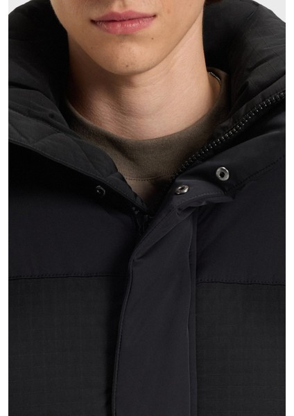 Kapitoneli Regular Fit Kapüşonlu Su Itici Mont Erkek Mont 50547890 001 fırsatları