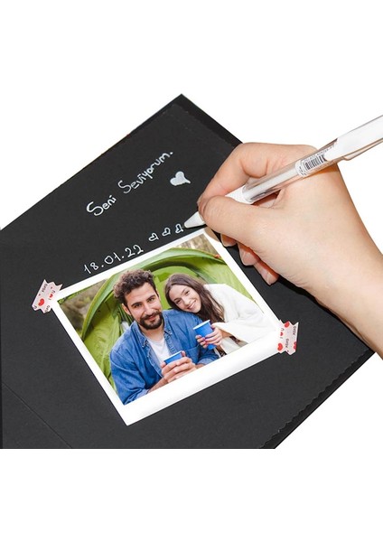 Her Şey Seninle Güzel Hazır Anı Defteri – 40 Fotoğraf Baskılı, Stickerlı ve Beyaz Jel Kalemli Romantik Hatıra Albümü (20X20 Cm) fiyatları