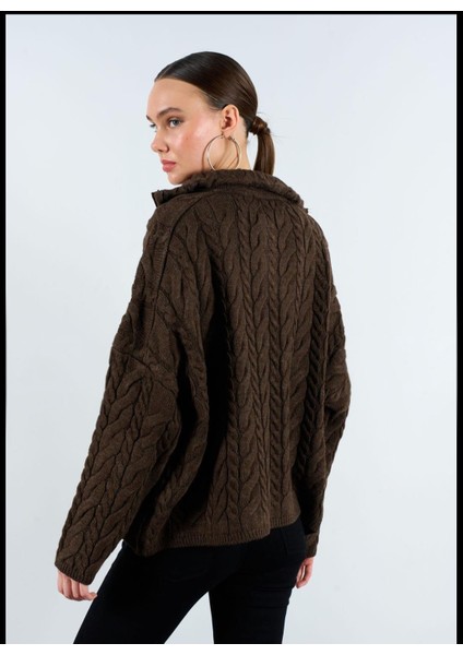 Kadın Yakası Fermuarlı Örgülü Desen Acı kahve Oversize Kazak