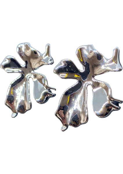 Hafif Çelik Gümüş Renk Dalgalı Çiçek Model Modern Hafifliği Sizi Şaşırtacak Çelik Küpe KP2594