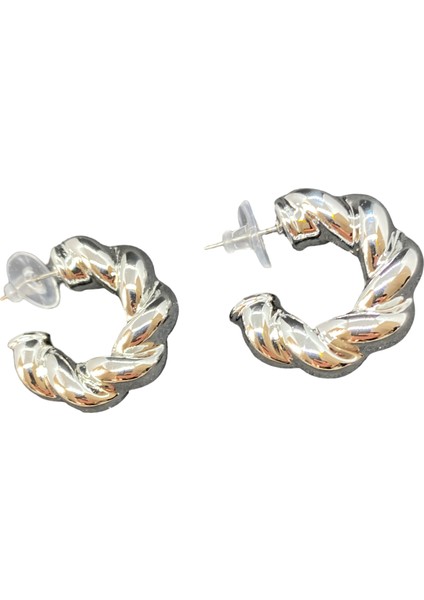 Hafif Çelik Gümüş Renk Dalgalı Kıvrımlı Halka Model Modern Hafifliği Sizi Şaşırtacak Çelik Küpe KP2602