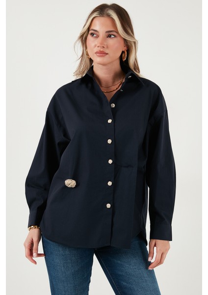 Pamuklu Regular Fit Broş Detaylı Uzun Kollu Gömlek Bayan Gömlek 6834990 modelleri