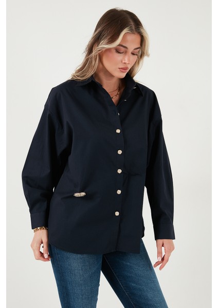 Pamuklu Regular Fit Broş Detaylı Uzun Kollu Gömlek Bayan Gömlek 6834990 fırsatları