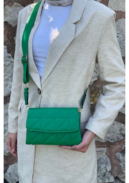 Kadın Siyah Çapraz Kapitone Çanta Capitone