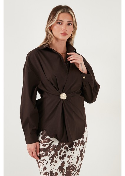 Pamuklu Regular Fit Broş Detaylı Uzun Kollu Gömlek Bayan Gömlek 6834990