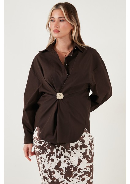 Pamuklu Regular Fit Broş Detaylı Uzun Kollu Gömlek Bayan Gömlek 6834990 fırsatları