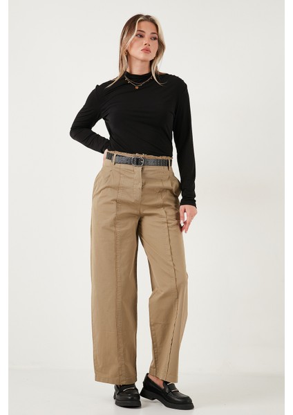 Pamuklu Relaxed Fit Geniş Paça Dikiş Detaylı Kemerli Pantolon Bayan Pantolon 68351208 fiyatları