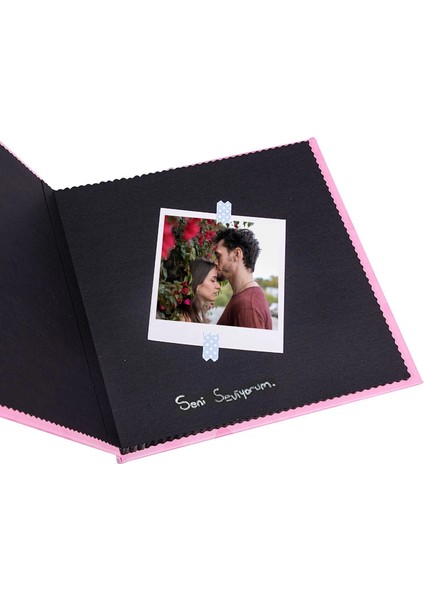 Kalpli Pembe Anı Defteri – 40 Fotoğraf Baskılı, Stickerlı ve Beyaz Jel Kalemli Hazır Romantik Hatıra Albümü (20X20 Cm) fiyatları