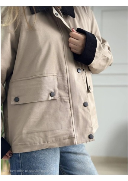 Kadın Bej Rengi Yakası ve Kolları Siyah Kadife Detaylı Ceket