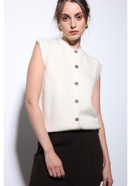 Ekru Dokulu Kadın Triko Yelek modelleri