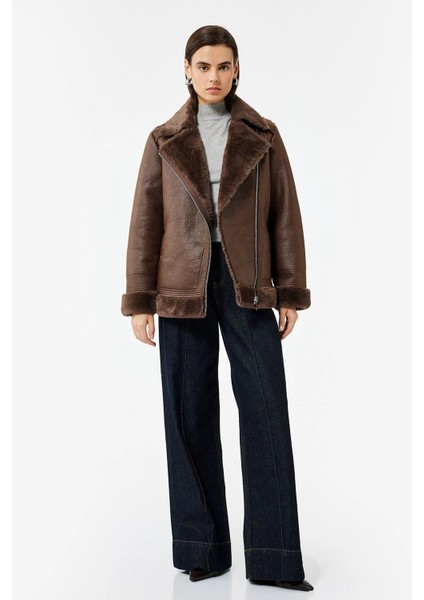 Kadın Peluş Astarlı Uzun Kollu Yakası Suni Kürklü Kruvaze Deri Görünümlü Ceket 6WAK20014EW