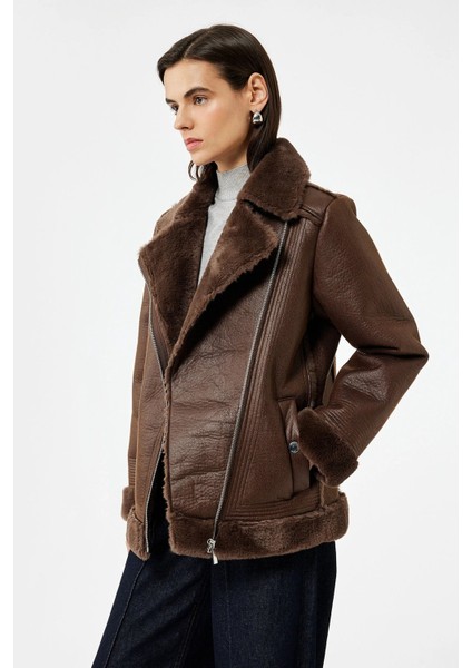 Kadın Peluş Astarlı Uzun Kollu Yakası Suni Kürklü Kruvaze Deri Görünümlü Ceket 6WAK20014EW fiyatları