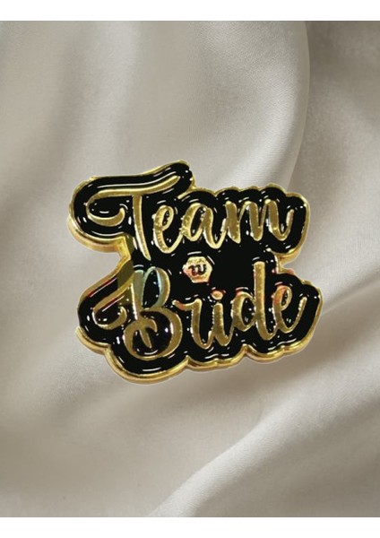 Team Bride Yaka Rozeti Siyah Üstü Gold Yazı indirimleri