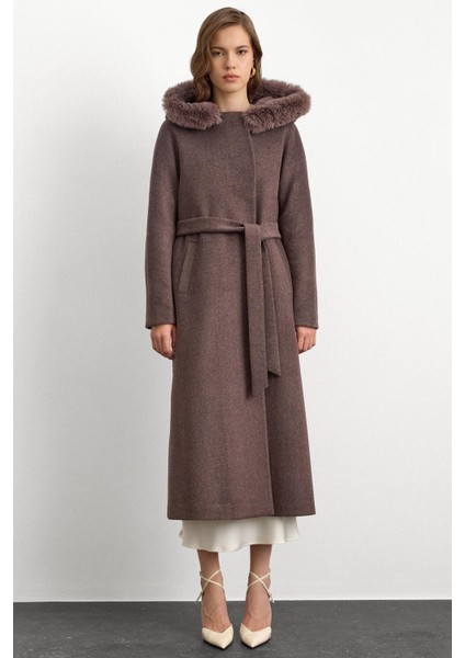 Kürklü Kapüşonlu Beli Bağlamalı Uzun Kaban Latte 3107 fiyatları