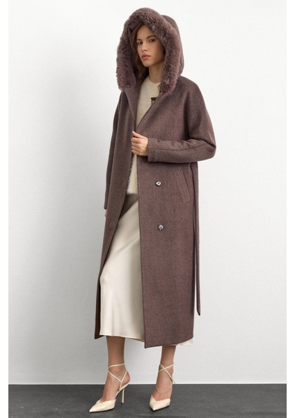 Kürklü Kapüşonlu Beli Bağlamalı Uzun Kaban Latte 3107 modelleri