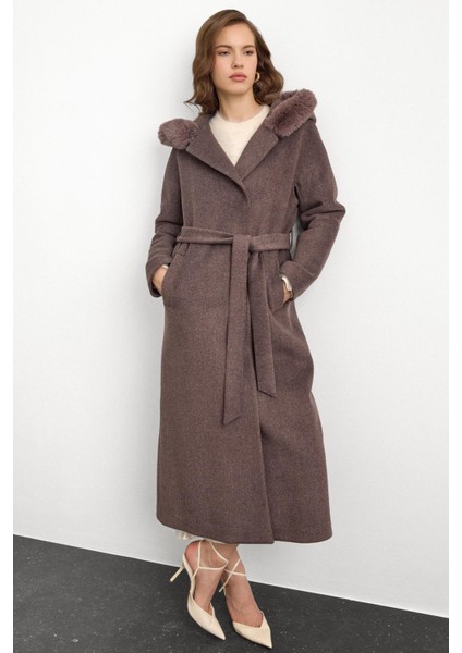 Kürklü Kapüşonlu Beli Bağlamalı Uzun Kaban Latte 3107