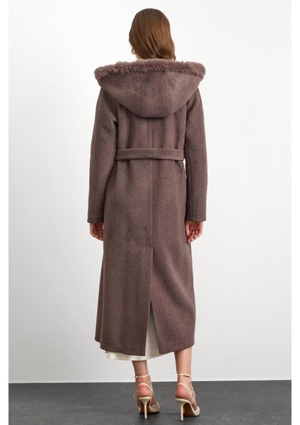 Kürklü Kapüşonlu Beli Bağlamalı Uzun Kaban Latte 3107