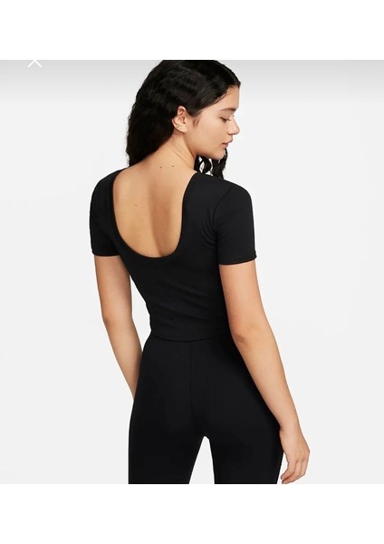 Sportswear Chill Knit Sıkı Kesimli Yuvarlak Sırtlı Kısa Kollu Mini Fitilli Siyah Kadın T-Shirt fırsatları