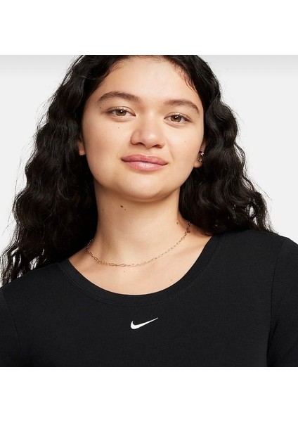 Sportswear Chill Knit Sıkı Kesimli Yuvarlak Sırtlı Kısa Kollu Mini Fitilli Siyah Kadın T-Shirt