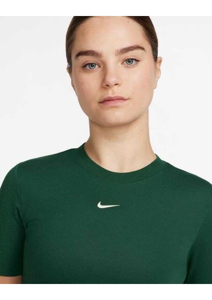 Sportswear Essential Slim-Fit Cropped Short-Sleeve Yeşil Kadın T-Shirt fiyatları