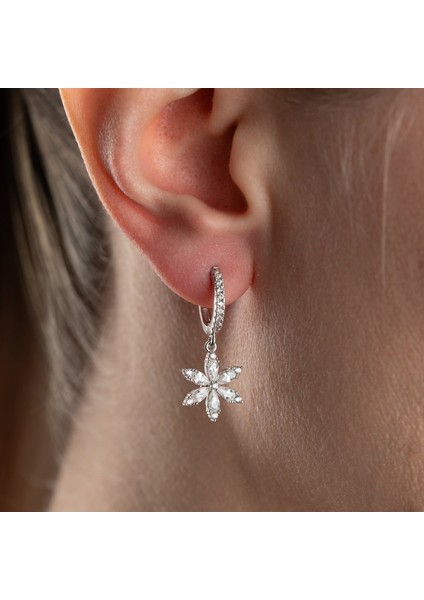 925 Ayar Gümüş Beyaz Taşlı Sallantılı Çiçek Küpe