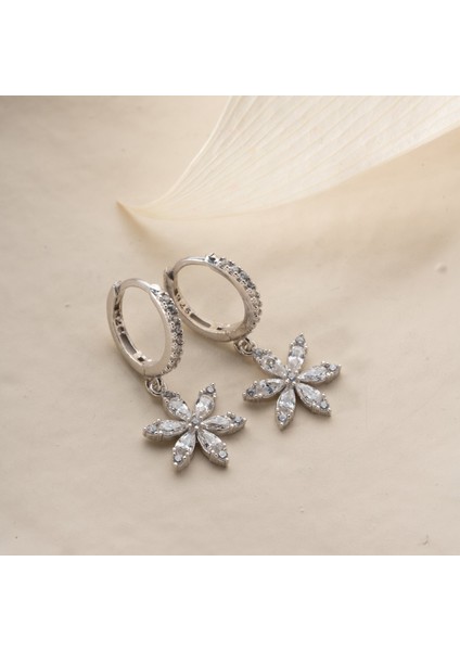 925 Ayar Gümüş Beyaz Taşlı Sallantılı Çiçek Küpe modelleri