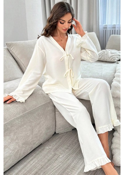 - Kadın Beyaz Önden Bağlamalı Kolu ve Paçası Fırfır Detaylı Uzun Kollu Pijama Takımı