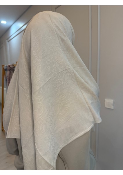 Bej Rengi Eşarp, Kendinden Dokumalı Desen