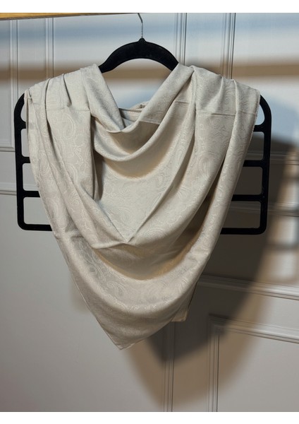 Bej Rengi Eşarp, Kendinden Dokumalı Desen