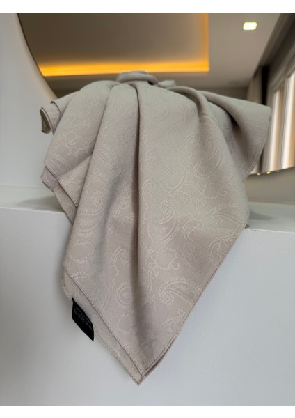 Bej Rengi Eşarp, Kendinden Dokumalı Desen