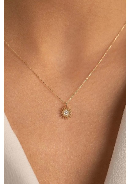 Ince Zincir Üzerinde Zirkon Taşlı Güneş Motifli Şık Çelik Kadın Kolyesi